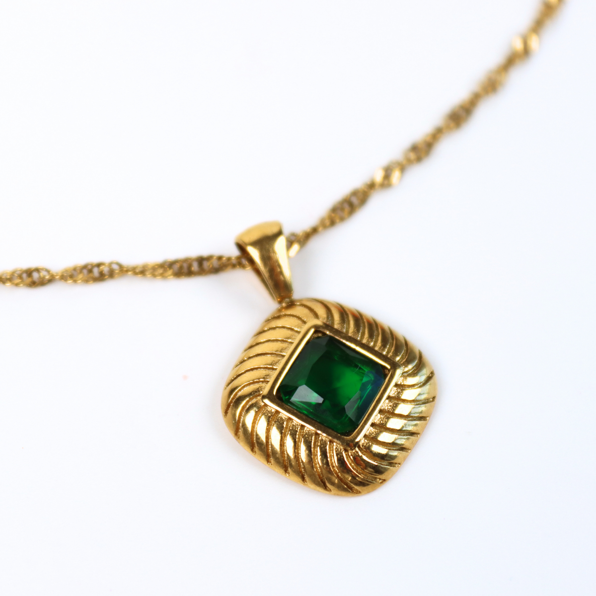 Elara pendant Necklace